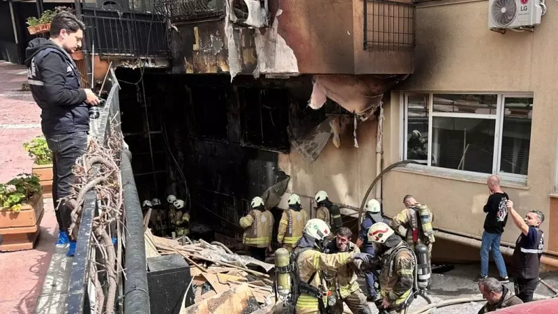 Fachada del edificio quemado en el centro de Estambul, Turquía, a 2 de abril de 2024.