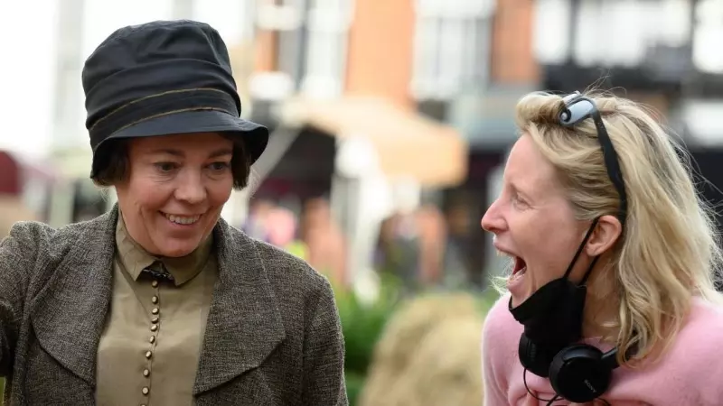 La actriz Olivia Colman con la directora Thea Sharrock.