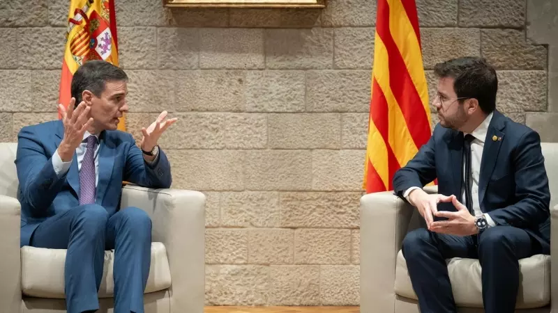 El presidente del Gobierno, Pedro Sánchez (i), y el president de la Generalitat de Catalunya, Pere Aragonès (d), se reúnen en el Palau de la Generalitat, a 21 de diciembre de 2023
