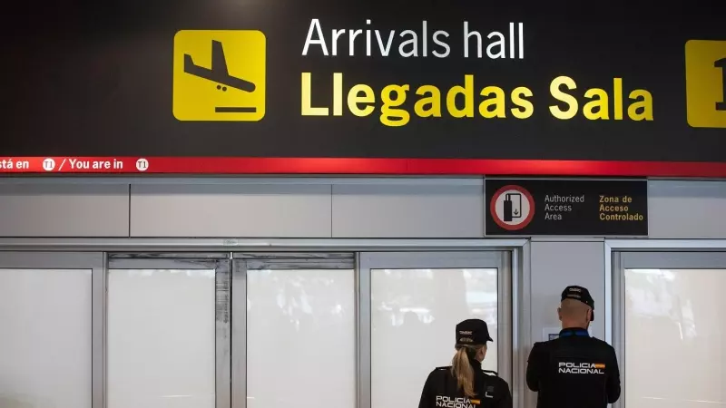 Dos agentes de la Policía Nacional en la puerta de llegadas de la terminal T1 del Aeropuerto Adolfo Suárez Madrid Barajas ante la llegada del expresidente de la Real Federación Española de Fútbol (RFEF), a 3 de abril de 2024.
