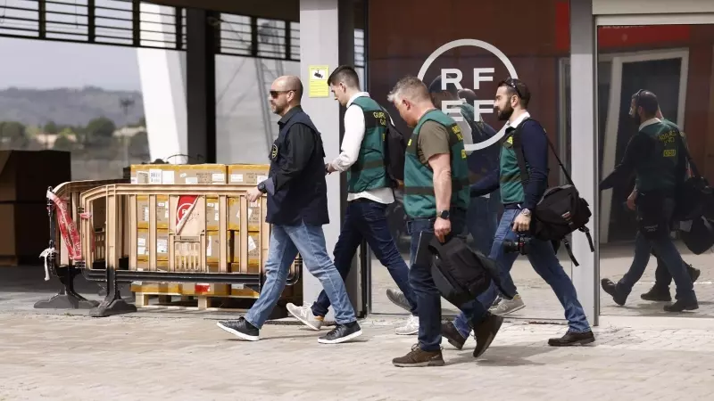 Un agente de la Europol y varios agentes de la Unidad Central Operativa (UCO) de la Guardia Civil salen de la Real Federación Española de Fútbol (RFEF), a 20 de marzo de 2024, en Madrid (España).