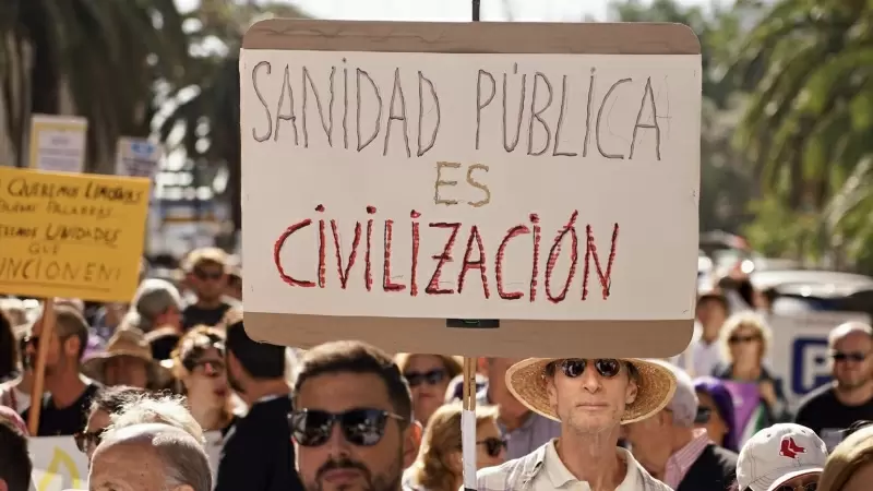 Imagen de archivo de una manifestación en Málaga a favor de la sanidad pública.