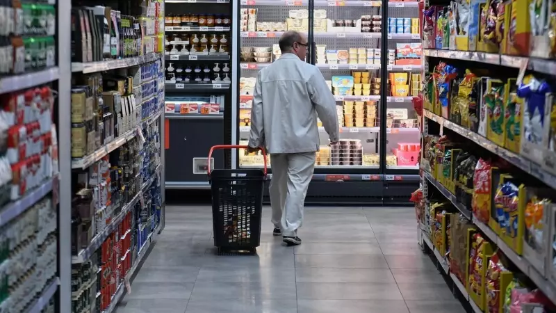 Una persona hace la compra en un supermercado de Madrid, a 3 de octubre de 2023.