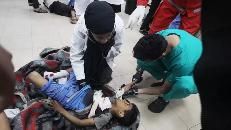 04/04/2024 Palestinos heridos son llevados al Hospital Al-aqsa en Dair El-Balah, a 3 de abril de 2024.