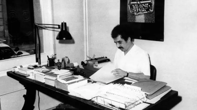 Gabriel García Márquez escribe su libro 'El otoño del patriarca' en su piso de Barcelona, en una imagen del 14 de noviembre de 1970.