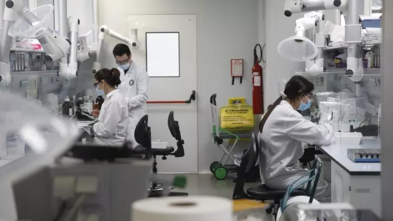 Varios trabajadores en el laboratorio de la fábrica de Reig Jofre, en Barcelona, Catalunya, a 26 de marzo de 2021.