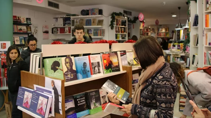 Persones comprant llibres en una de les llibreries de Calonge