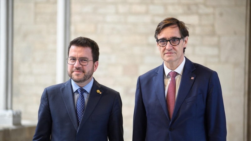 El presidente de la Generalitat, Pere Aragonès (i), y el primer secretario del PSC, Salvador Illa (d), en la Sala de Diputados del Palau, a 27 de febrero de 2024.