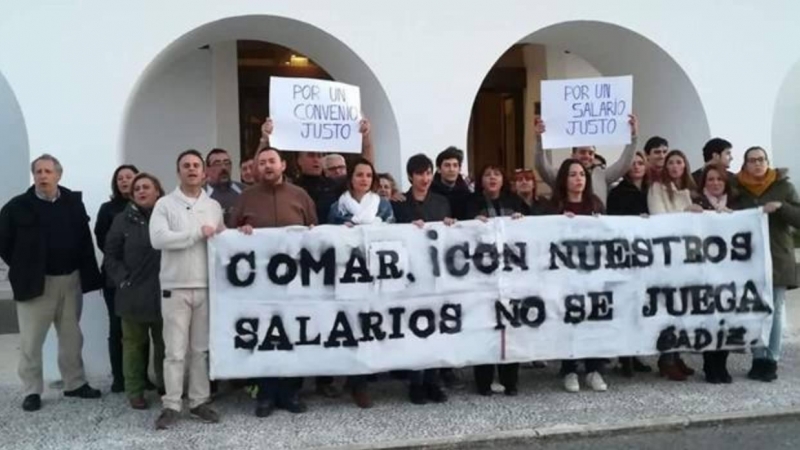 Alejandro Guitérrez, a la izquierda, aguantando la pancarta junto a otros trabajadores en una protesta durante una huelga de casinos en 2018 en El Puerto.