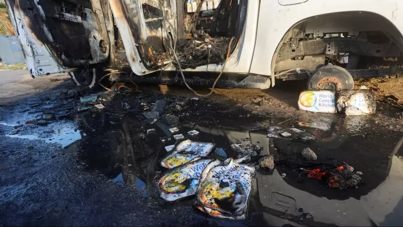 El vehículo en el que viajaban los trabajadores de World Central Kitchen asesinados por Israel en Gaza, a 2 de abril de 2024.