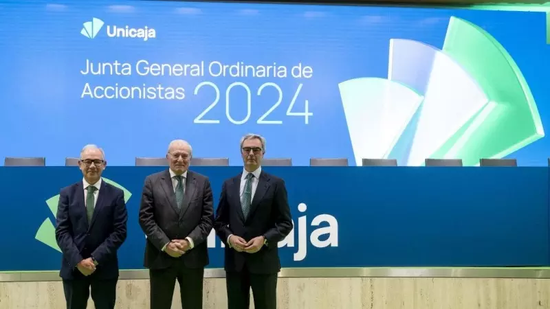 De izq. a der., Isidro Rubiales, consejero delegado de Unicaja, el presidente saliente, Manuel Azuaga, y el nuevo presidente, José Sevilla, en la junta de accionistas de la entidad.