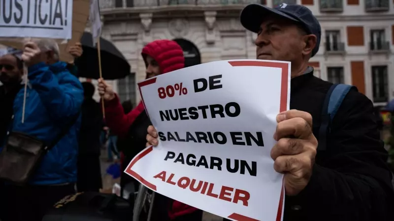 Un hombre protesta con un cartel durante una manifestación por el Bono Joven de Alquiler, en la Puerta del Sol, a 4 de noviembre de 2023, en Madrid (España).