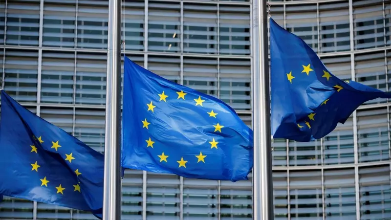 Banderas de la Unión Europea ondean frente a la sede de la Comisión Europea en Bruselas (Bélgica).