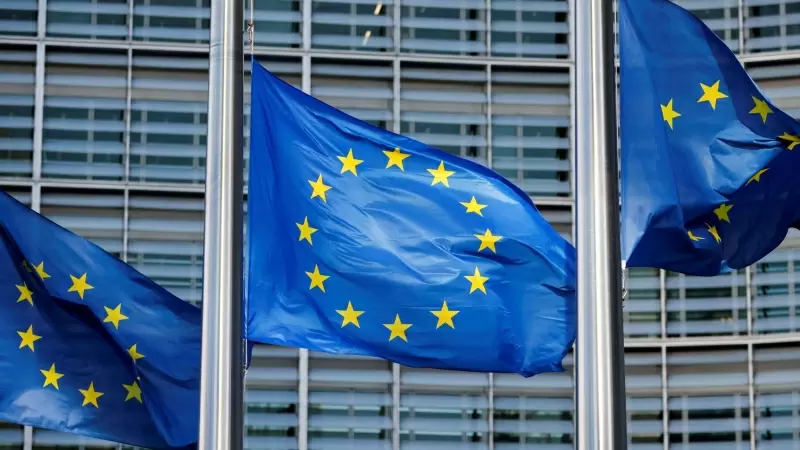 Banderas de la Unión Europea ondean frente a la sede de la Comisión Europea en Bruselas (Bélgica).