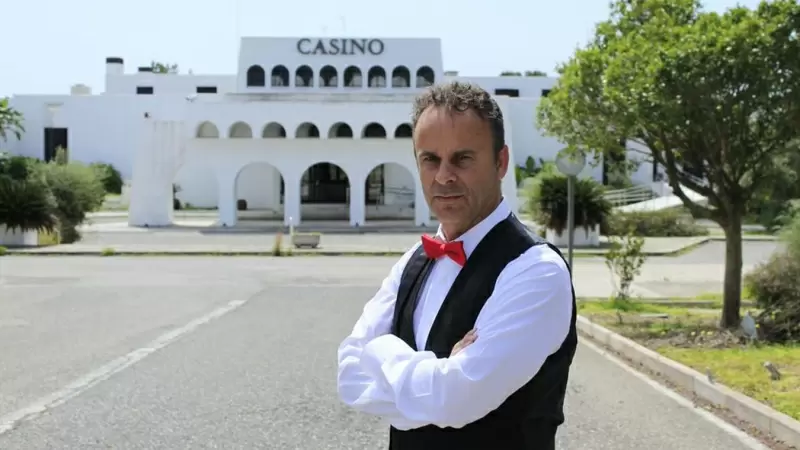 Foto del exconcejal Alejandro Gutiérrez, vestido de  crupier, delante del casino de El Puerto de Santa María.