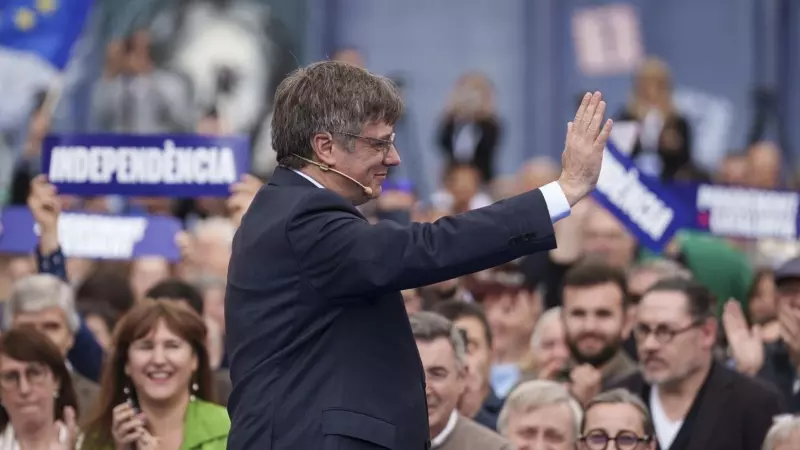 Carles Puigdemont saluda a sus simpatizantes mientras protagoniza un acto en Elna