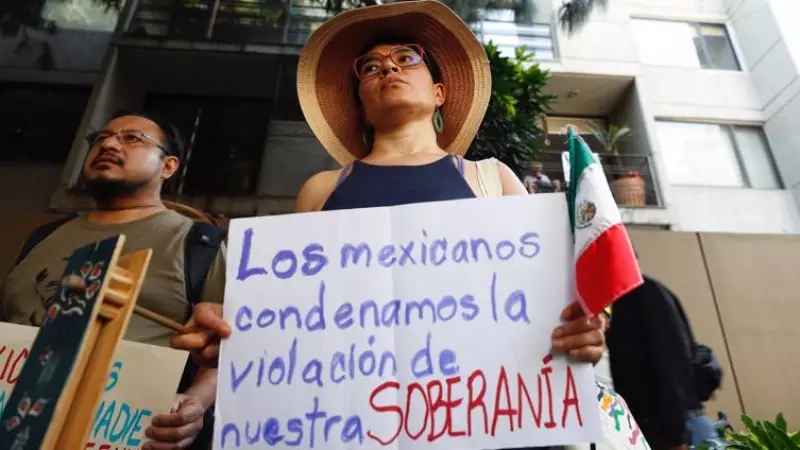 Un grupo de personas protestan en las inmediaciones de la Embajada de Ecuador, en la Ciudad de México.