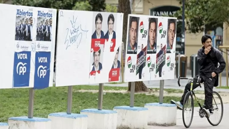 Vista de diferentes carteles electorales para las Elecciones Vascas este domingo en San Sebastián.