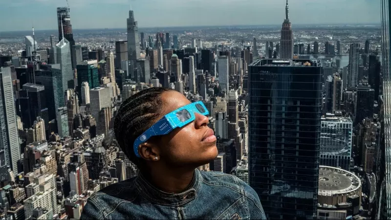 08/04/2024 Una persona observa el comienzo del eclipse en la plataforma de observación de Edge en Hudson Yards en Nueva York, EE.UU, a 8 de abril de 2024.