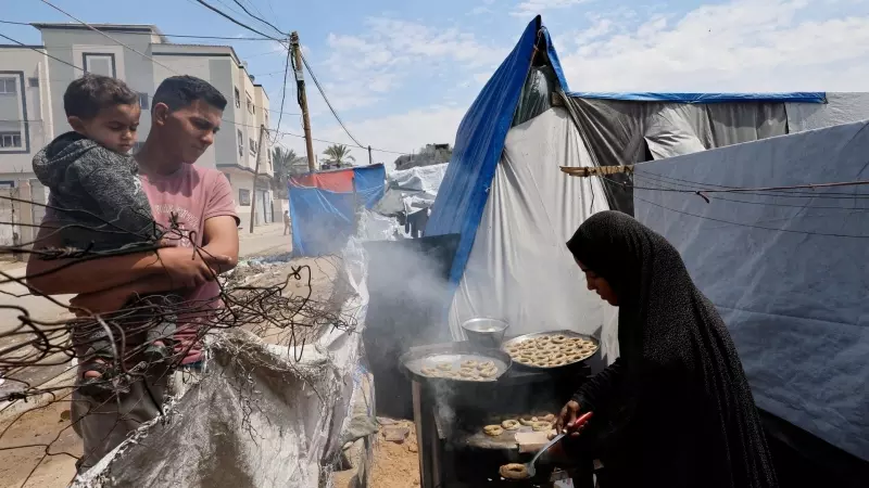 Una familia palestina desplazada a un campo de refugiados en Rafah se prepara para el fin del Ramadán, a 8 de abril de 2024.
