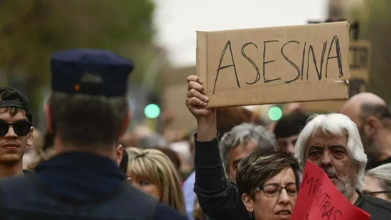 Decenas de personas participan en una marcha bajo el lema 'Echemos a Ayuso' convocada por la Asociación La Plaza en Madrid, desde Chamberí a la  sede del PP, en la calle Génova. EFE/ Victor Lerena