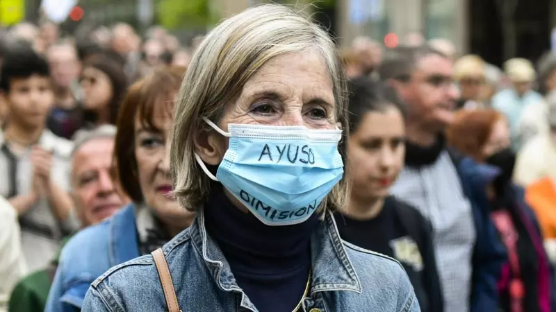 Decenas de personas participan en una marcha bajo el lema 'Echemos a Ayuso' convocada por la Asociación La Plaza en Madrid, desde Chamberí a la  sede del PP, en la calle Génova. EFE/ Victor Lerena