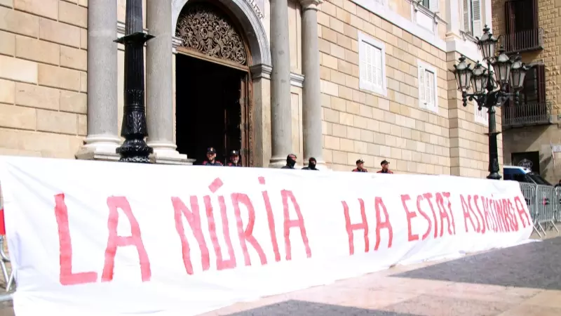 Una pancarta a les portes de la Generalitat a mitjans de març recorda l'assassinat de la cuinera a la presó de Mas d'Enric