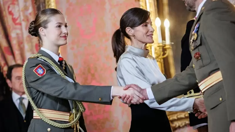 La princesa Leonor y la reina Letizia durante la recepción a las autoridades en la Pascua Militar.