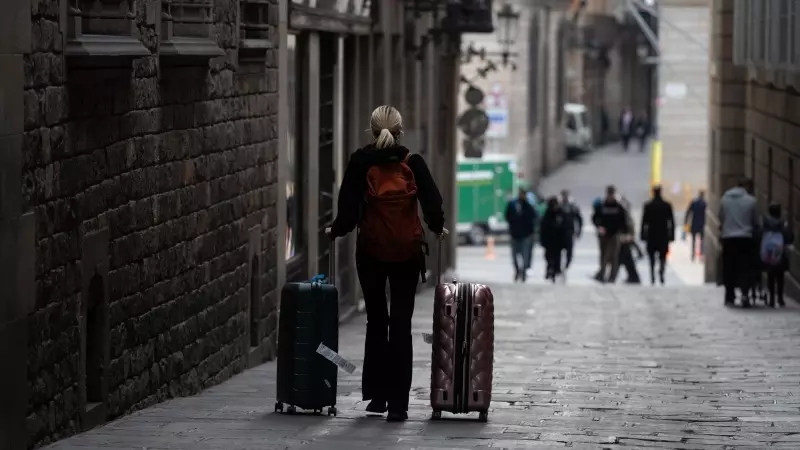 10/04/2024 Una persona camina con dos maletas, a 22 de febrero de 2024, en Barcelona, Catalunya.