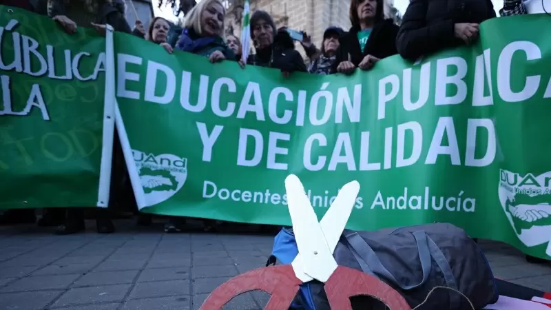 Miembros de las mareas andaluzas de sanidad y educación protestan a las puertas del Parlamento de Andalucía. Imagen de archivo.