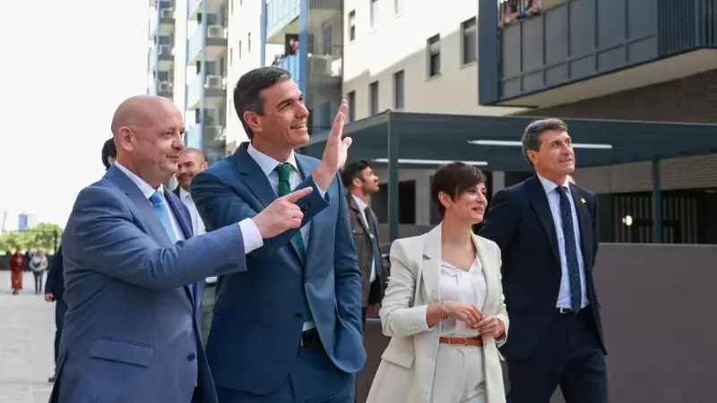 El presidente del Gobierno, Pedro Sánchez, visita la promoción de viviendas sociales Intercivitas II. A 8 de abril de 2024, en Dos Hermanas, Sevilla