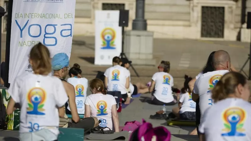 11/04/2024 Varias personas practican yoga durante la celebración del Día Internacional del Yoga, a 19 de junio de 2022, en Madrid.