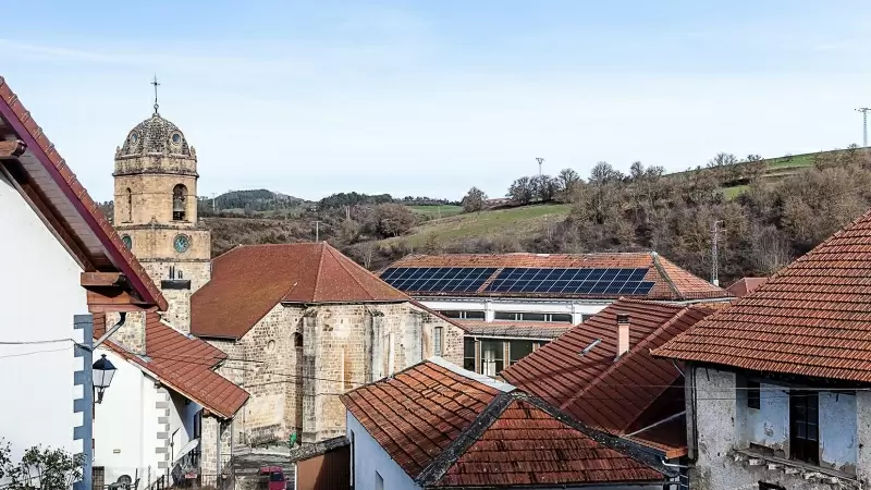 Placas solares en el tejado de un edificio cedido por el Ayuntamiento de Jaurrieta, Navarra