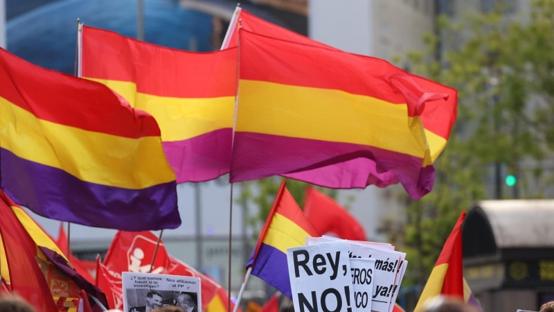 Decenas de personas durante una protesta por la Tercera República en Madrid, a 14 de abril de 2023.