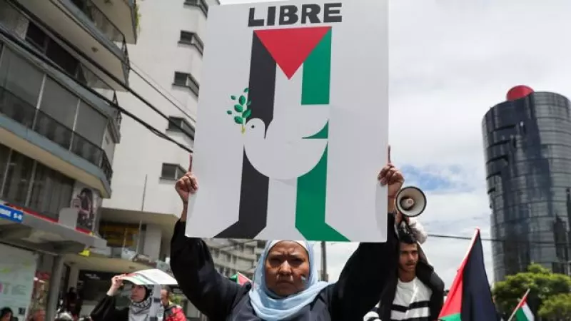 Personas se congregan en una manifestación para conmemorar los seis meses del inicio de la guerra en Gaza en Quito (Ecuador).