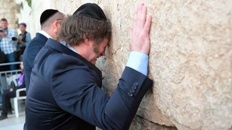 Javier Milei reza en el Muro de las Lamentaciones de Jerusalén,  a 6 de febrero de 2024.