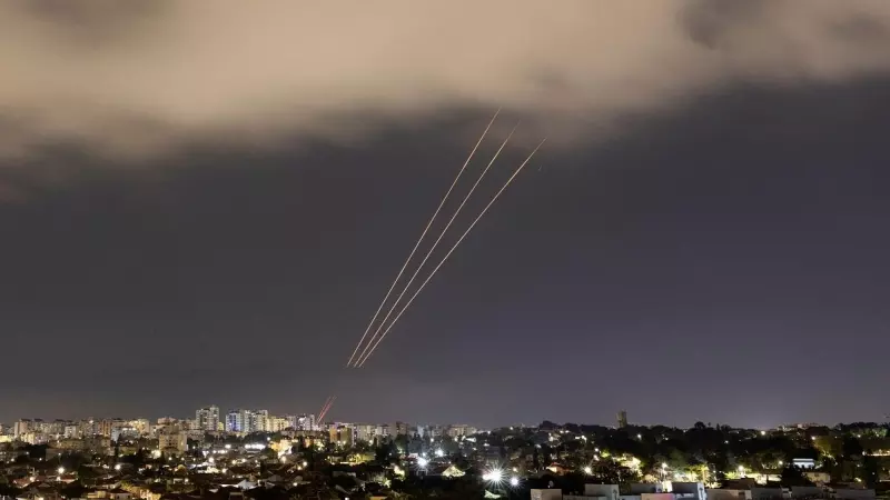 Un sistema antimisiles opera después de que Irán lanzase drones y misiles hacia Israel, visto desde Ashkelon, Israel, el 14 de abril.