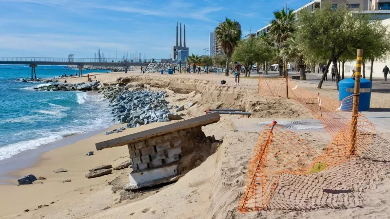 Estat de la platja del Pont del Petroli de Badalona, després del temporal de Setmana Santa.