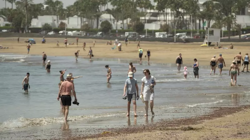 Turistas combaten el calor en las playas en Puerto del Carmen, en Lanzarote, a 13 de abril de 2024.