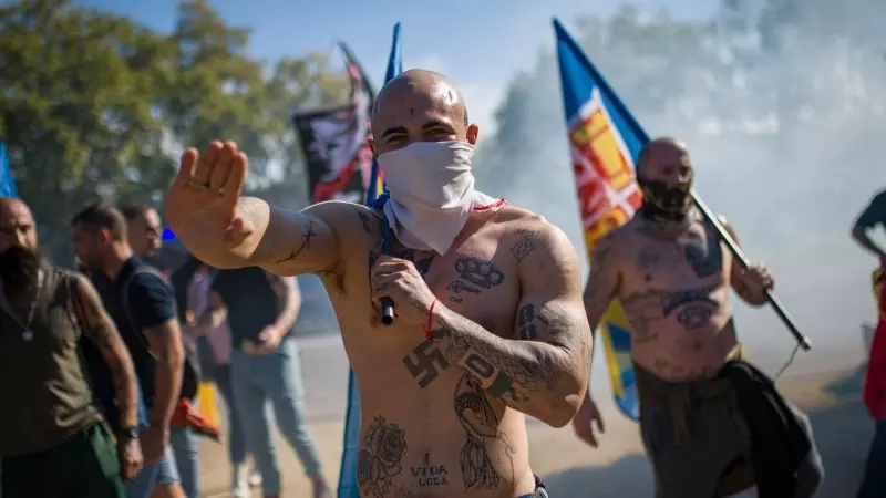 Uno de los participantes durante la manifestación neonazi para celebrar el día de la Hispanidad, a 12 de octubre de 2022, en Barcelona.