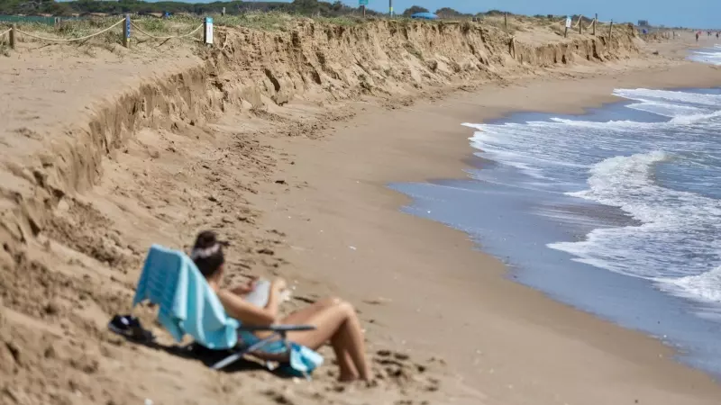 La platja de les Filipines de Viladenacans, després del temporal de Setmana Santa.