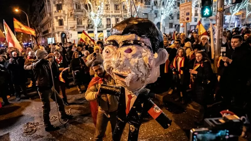 Manifestantes de extrema derecha el día 31 de diciembre de 2023 en las inmediaciones de la sede del PSOE en Ferraz.