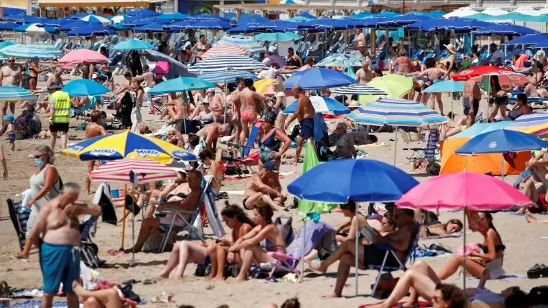 Una playa de Sitges (Barcelona) masificada por el modelo vacacional que pronto puede afectar a la costa cántabra, a 14 de abril de 2024. — REUTERS/Albert Gea