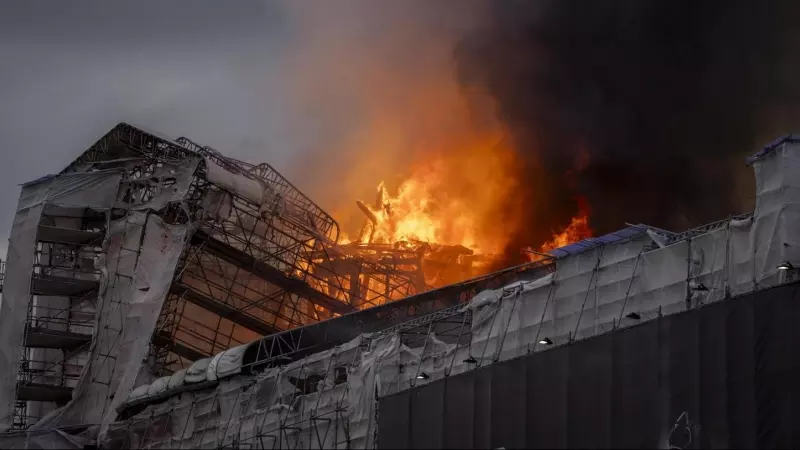 Las llamas, sobre el histórico edificio de la Bolsa de Copenhague.