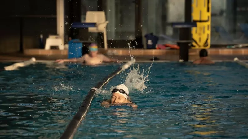 Una persona nada en una piscina, a 17 de enero de 2024, en Barcelona, Catalunya (España).