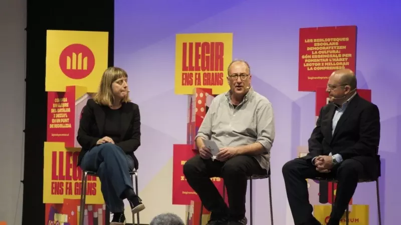 El president de l'entitat, Xavier Antich, acompanyat de Mertxe París, vicepresidenta del Gremi Llibreters, i Ignasi Sayol, president del Clúster de Logística de Catalunya, durant la presentació de la campanya 'Llegir ens fa grans'