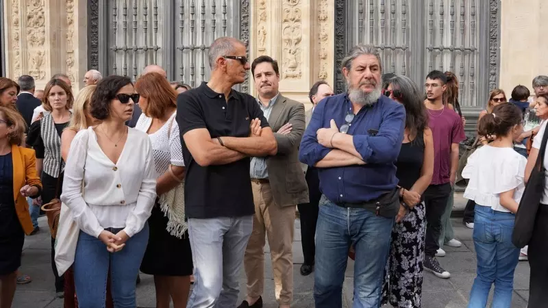 Familiares de Maya Villalobo durante los cinco minutos de silencio en la puerta del Ayuntamiento de Sevilla, a 12 de octubre de 2023.