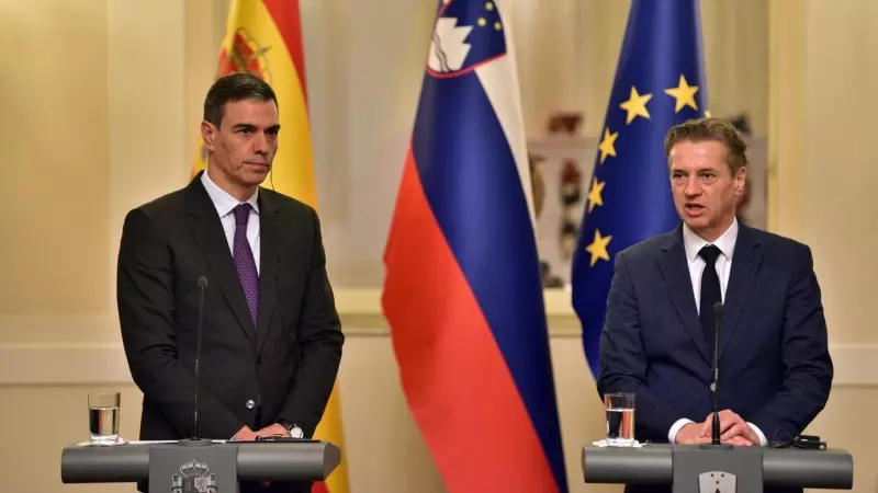 El presidente del Gobierno de España, Pedro Sánchez, y el primer ministro esloveno, Robert Golob, conversan durante la conferencia de prensa tras su reunión en Liubliana, Eslovenia, el 16 de abril de 2024.