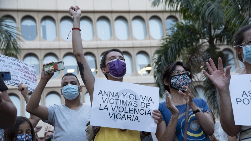 Un mujer con un cartel en el que se lee: `Anna y Olivia, víctimas de violencia vicaria´, participa en una concentración feminista en la Plaza de la Candelaria en repulsa por 'todos los feminicidios', a 11 de junio de 2021, en Santa Cruz de Tenerife