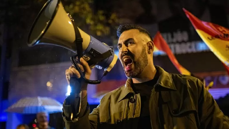 Un hombre con un altavoz durante una manifestación contra Pedro Sánchez.